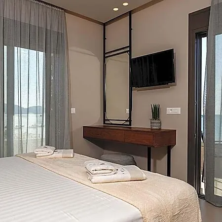 Horizon - Beachfront Luxury, By Zantewize