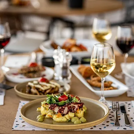 Horizon - Beachfront Luxury, By Zantewize *